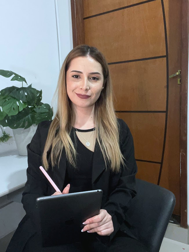Vitória em atendimento, com tablet e caneta