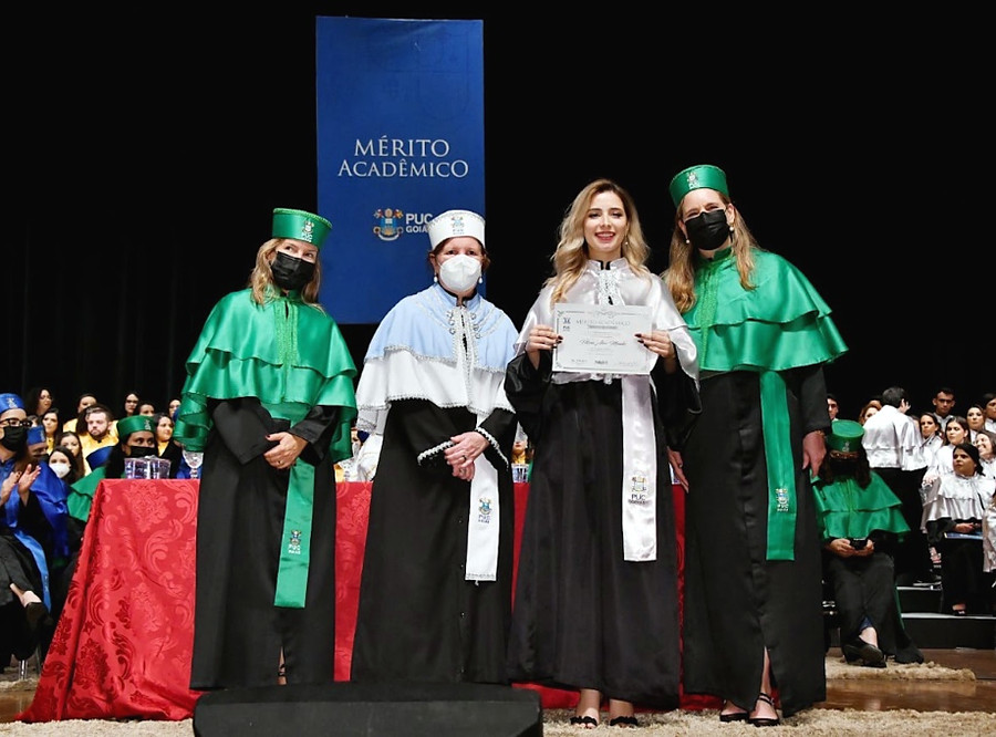 Vitória recebendo o Mérito Acadêmico na PUC Goiás