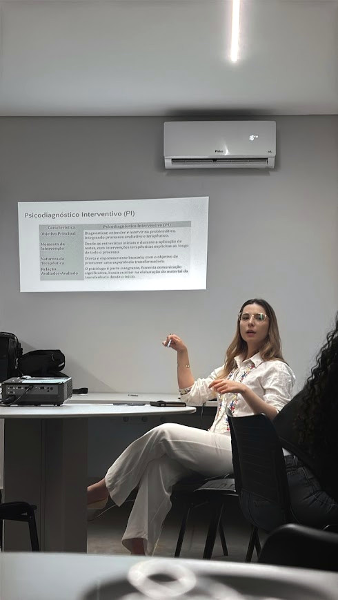 Vitória lecionando sobre psicodiagnóstico em sala de aula